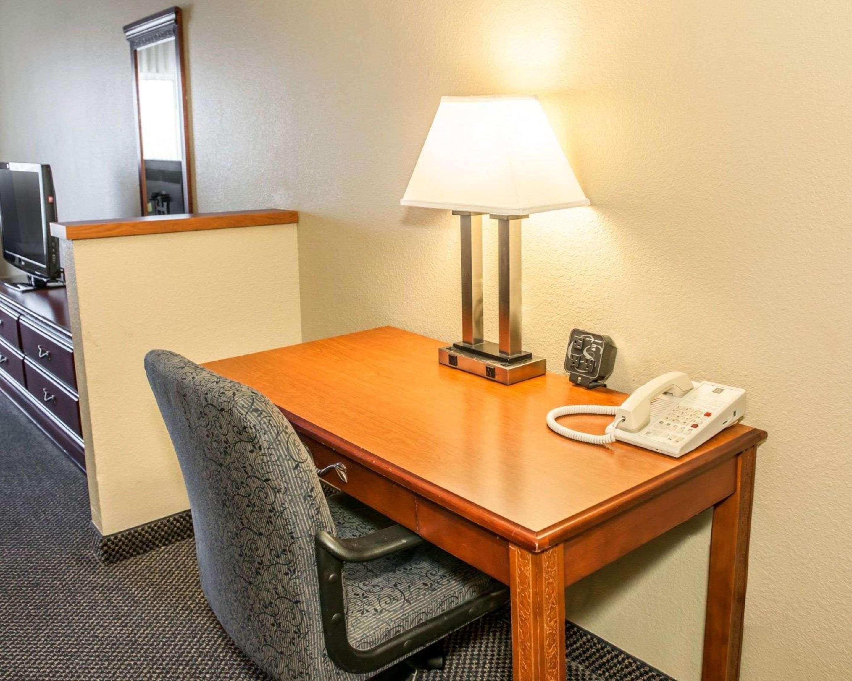 Comfort Suites Auburn Near I-69 Εξωτερικό φωτογραφία